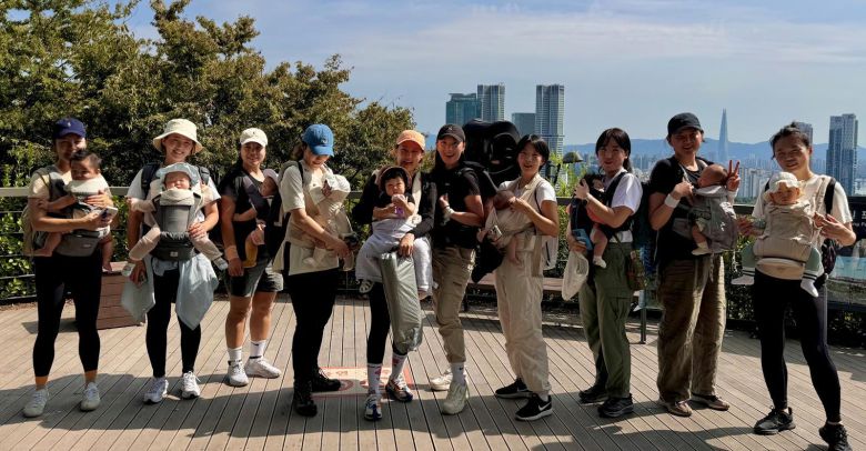 베이비하이킹클럽 회원들이 아이들과 함께 산에 올라 포즈를 취했다. 오언주 회장 제공.