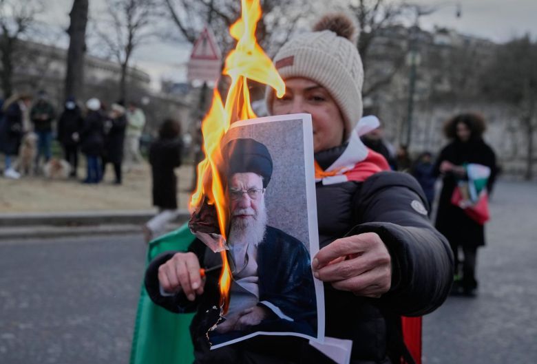 프랑스 파리에서 진행되는 반정부 시위. A protester holds a burning poster of Iran‘s Supreme Leader Ayatollah Ali Khamenei during a rally in support of the nationwide mass demonstrations in Iran against the government, Sunday, Jan. 11, 2026, in Paris. (AP Photo/Michel Euler)