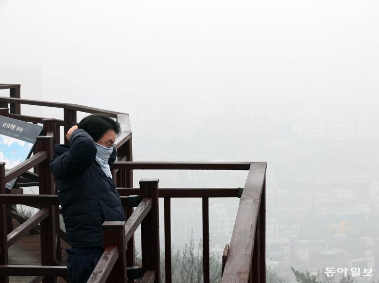 마스크 대신 손수건 16일 서울 중구 남산 전망대에서 한 시민이 손수건으로 코와 입을 가리고 있다. 이날 오전 10시 서울의 평균 초미세먼지(PM 2.5) 농도는 ‘매우 나쁨’으로 올해 첫 초미세먼지 주의보가 내려졌다. 짙은 미세먼지에 가려 주변이 잘 보이지 않는다. 전영한 기자 scoopjyh@donga.com