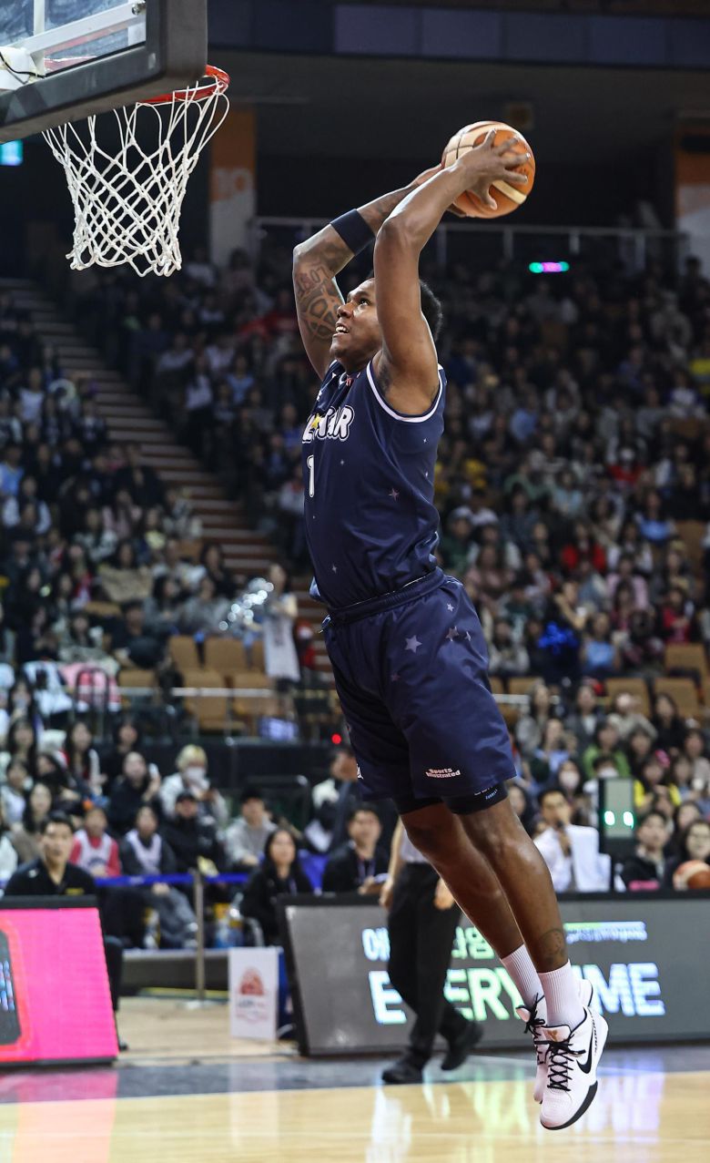 18일 서울 잠실실내체육관에서 열린 2025~2026시즌 남자 프로농구 올스타전 네이던 나이트(소노)가 덩크슛을 하고 있다. 뉴스1