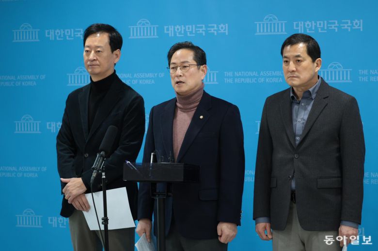 국회 기획재정위원회 소속 국민의힘 의원들이 18일 서울 여의도 국회 소통관에서 이혜훈 기획예산처 장관 후보자 인사청문회와 관련한 성명 발표 기자회견을 하고 있다. 박형기 기자 oneshot@donga.com