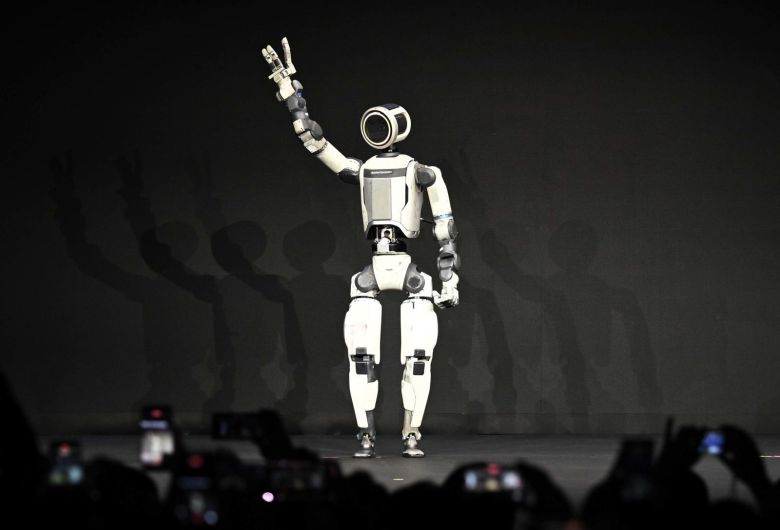 세계 최대 가전·정보기술(IT) 전시회 ‘CES 2026’ 개막을 하루 앞둔 5일(현지시간) 미국 네바다주 라스베이거스 만달레이베이에서 열린 현대차그룹 프레스 컨퍼런스에서 차세대 전동식 아틀라스 시제품이 손인사하고 있다. 공동취재/뉴스1