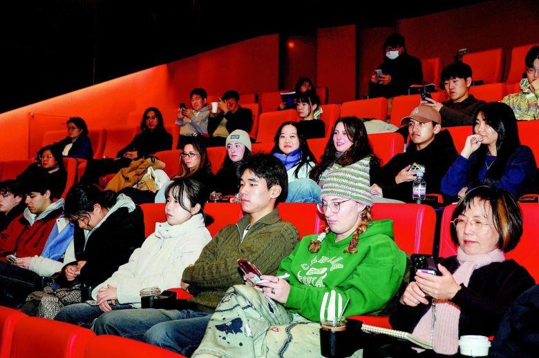 13일 서울 중구 서울영화센터에서 열린 AI영화 강좌에서 신철위원장의 ‘AI시대, 영화의 다음 10년’이라는 내용으로 기조연설을 참석자들이 경청하고 있다. 전영한 기자 scoopjyh@donga.com