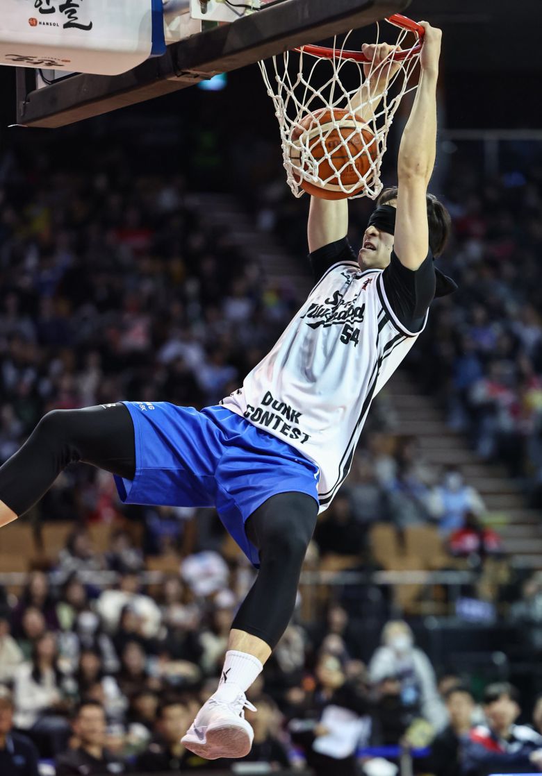 조준희(삼성)가 18일 올스타전 덩크슛 콘테스트에서 안대로 눈을 가린 채 덩크슛을 성공시키고 있다. 뉴스1