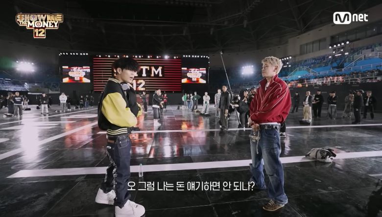 15일 첫 방송된 엠넷 ‘쇼미더머니12’에서 가수 크러쉬(오른쪽)가 참가자 김하온의 무반주 랩을 심사하는 장면. 엠넷 유튜브 캡처