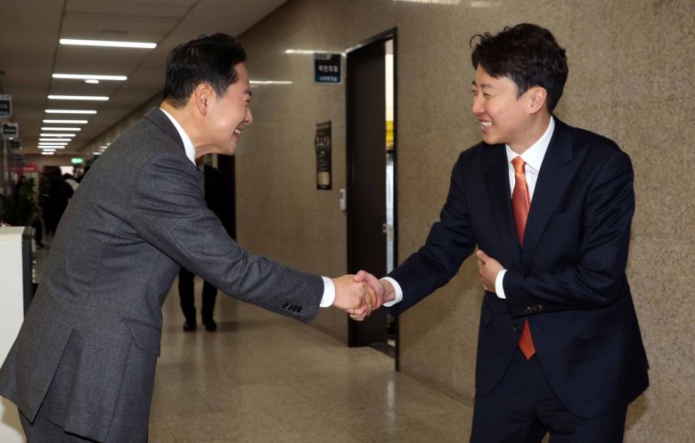 장동혁 국민의힘 대표와 이준석 개혁신당 대표가 13일 오전 서울 여의도 국회에서 ‘공천헌금·통일교 특검 연대’ 관련 회동을 마치고 악수를 하고 있다. 2026.01.13 서울=뉴시스