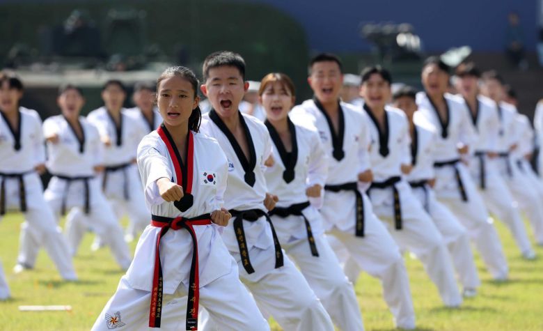 국군 장병들이 지난해 충남 계룡대에서 열린 제77주년 국군의 날 행사에서 태권도 시범을 보이고 있다. 대통령실사진기자단