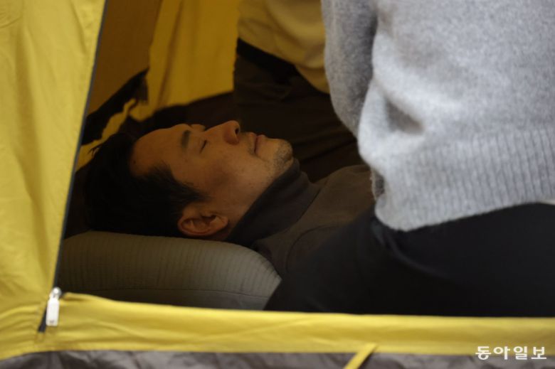 국민의힘 장동혁 대표가 18일 서울 여의도 국회 로텐더홀에서 더불어민주당에 통일교·공천헌금 ‘쌍특검’ 수용을 요구하며 4일째 단식 투쟁을 벌이는 도중 의료진에게 진료를 받고 있다. 박형기 기자 oneshot@donga.com