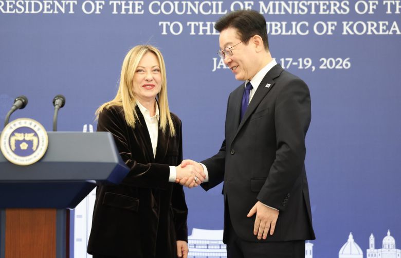 이재명 대통령과 조르자 멜로니 이탈리아 총리가 19일 청와대에서 한-이탈리아 공동언론발표를 마친 뒤 악수하고 있다. 2026.01.19 뉴시스