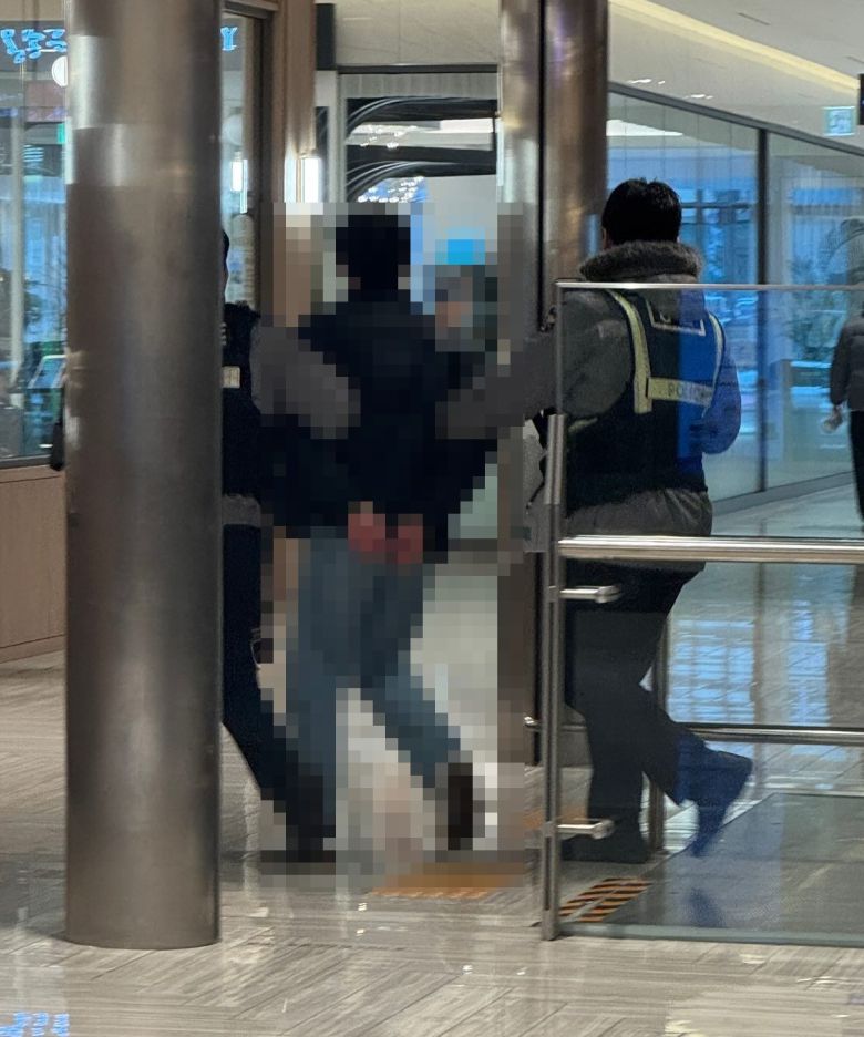 성추행 행각을 벌인 30대 남성이 경찰에 체포되고 있다. 스레드 갈무리