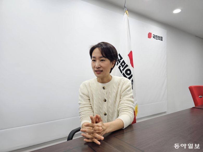 국민의힘 김수민 브랜드전략 태스크포스(TF) 단장이 18일 서울 여의도 중앙당사에서 동아일보와 인터뷰를 하고 있다. 이상헌 기자 dapaper@donga.com