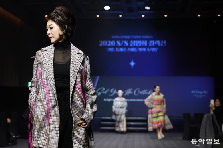 19일 서울 용산구 그랜드하얏트 서울그랜드 살롱에서 설영희 패션디자이너의 ‘들꽃청소년자립돕기 자선패션쇼’가 열렸다. 전영한 기자 scoopjyh@donga.com