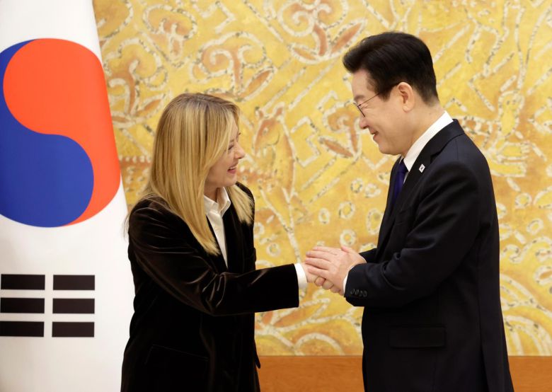 이재명 대통령과 조르자 멜로니 이탈리아 총리가 19일 청와대에서 시민보호 협력·문화유산 및 경관 보호·반도체 산업 협력 양해각서 협약식을 마친 뒤 악수하고 있다. 2026.1.19 청와대 제공