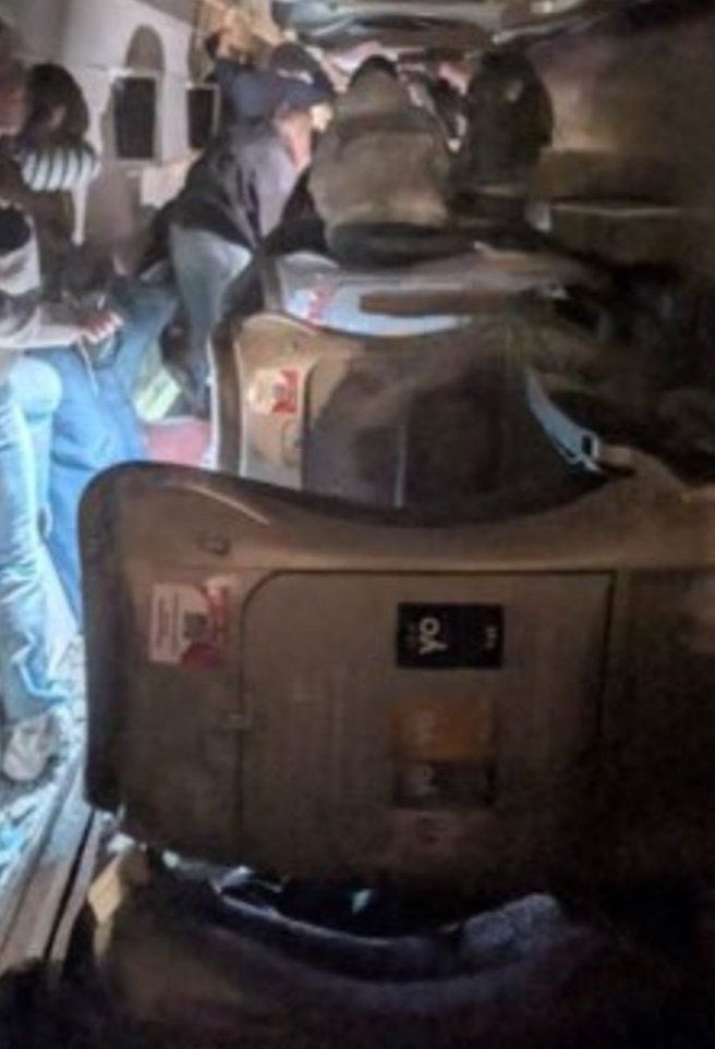 불 꺼진 사고 객실 내부. X