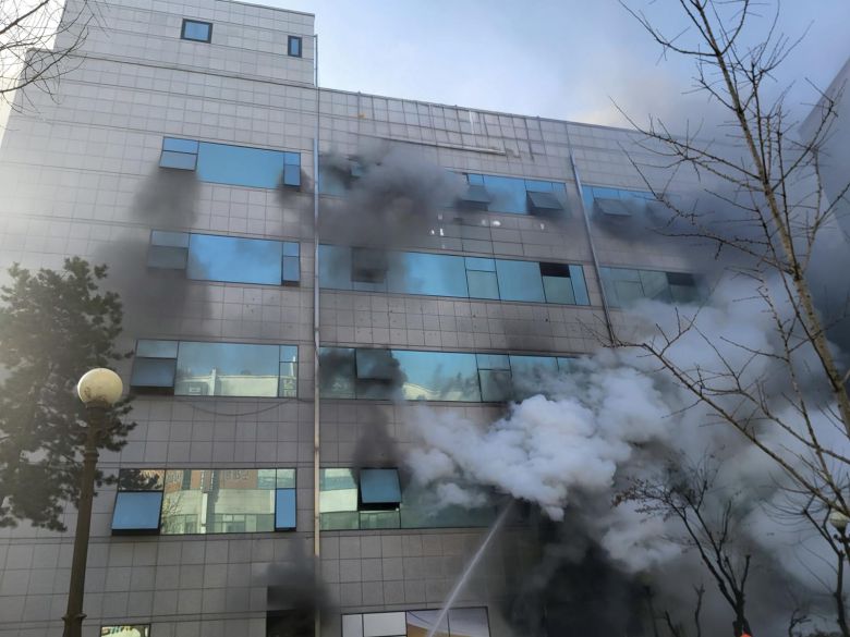 20일 오전 8시 57분 경기 부천시 원미구 중동 한 은행 건물에서 불이 나 소방 당국이 대응 1단계를 발령하고 진화 작업을 벌이고 있다. (경기도소방재난본부 제공) 2026.1.19