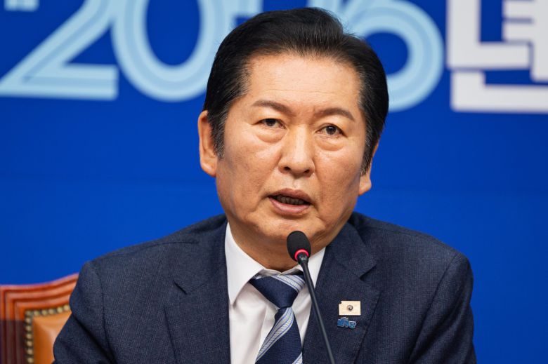 정청래 더불어민주당 대표가 16일 서울 여의도 국회에서 열린 최고위원회의에서 모두 발언을 하고 있다. 2026.1.16 뉴스1