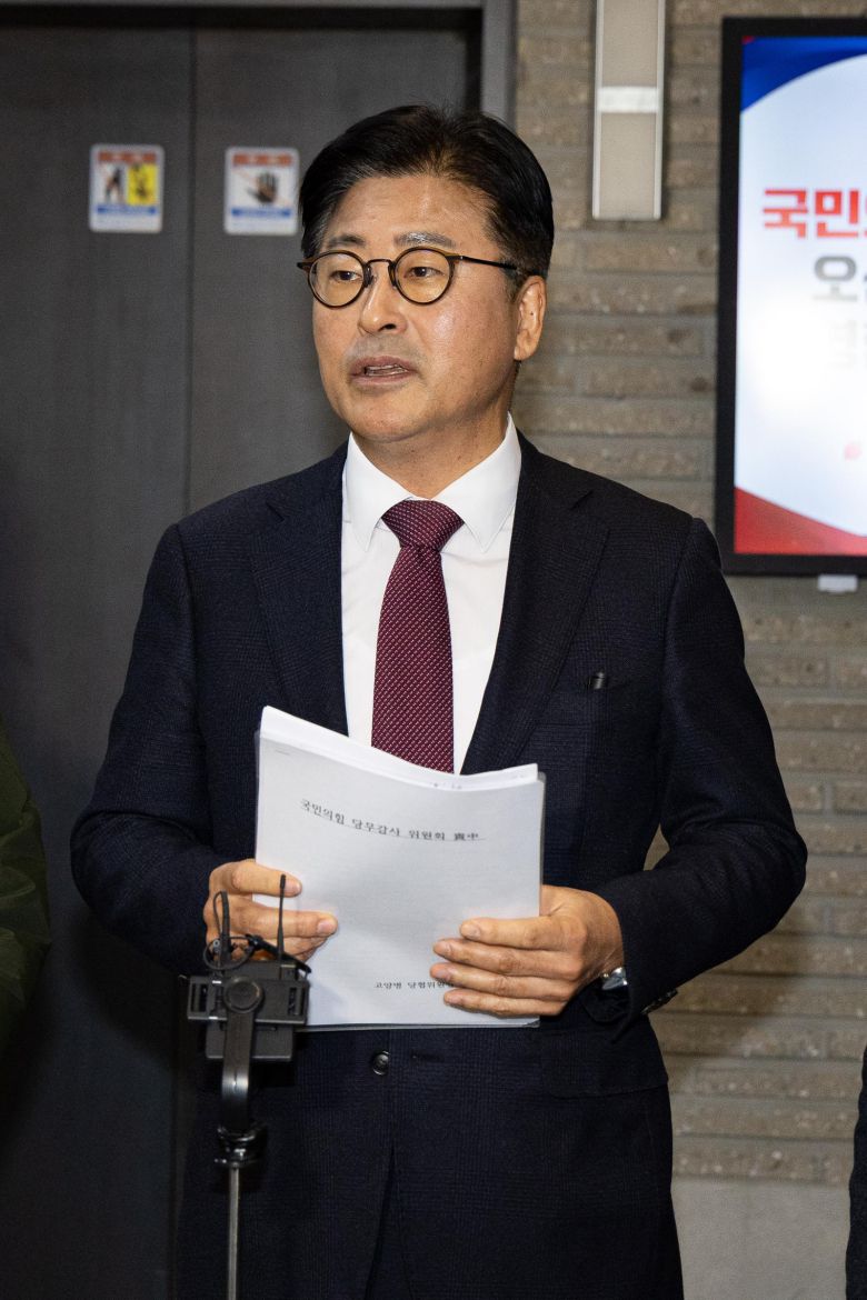 김종혁 전 국민의힘 최고위원이 19일 서울 여의도 중앙당사에서 열린 윤리위원회에 출석한 후 나와 취재진 질문에 답하고 있다. 2026.1.19 뉴스1