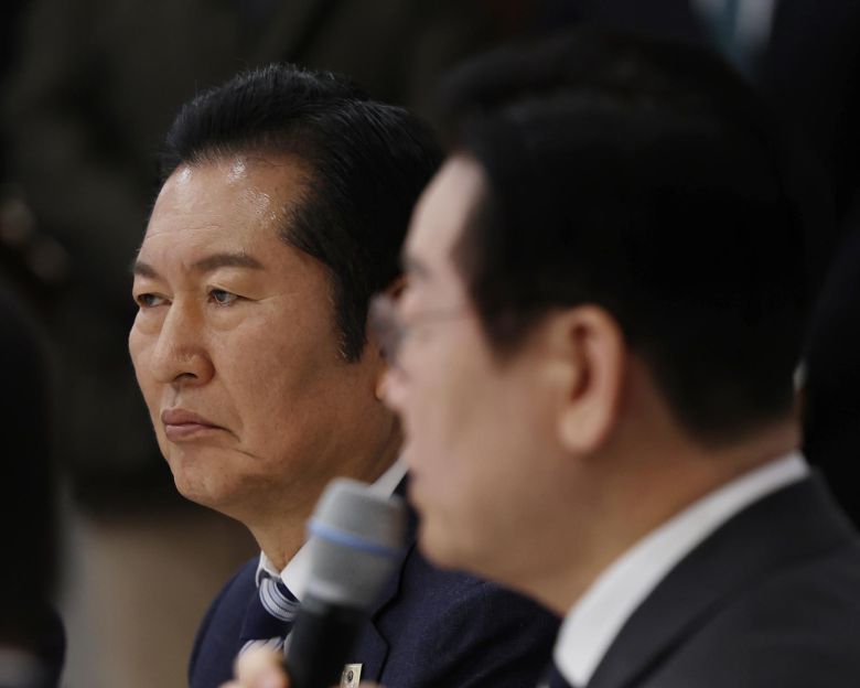 정청래 더불어민주당 대표가 지난 16일 청와대 상춘재에서 열린 정당 지도부 초청 오찬에서 이재명 대통령의 발언을 경청하고 있다. (청와대통신사진기자단) 2026.1.16/뉴스1