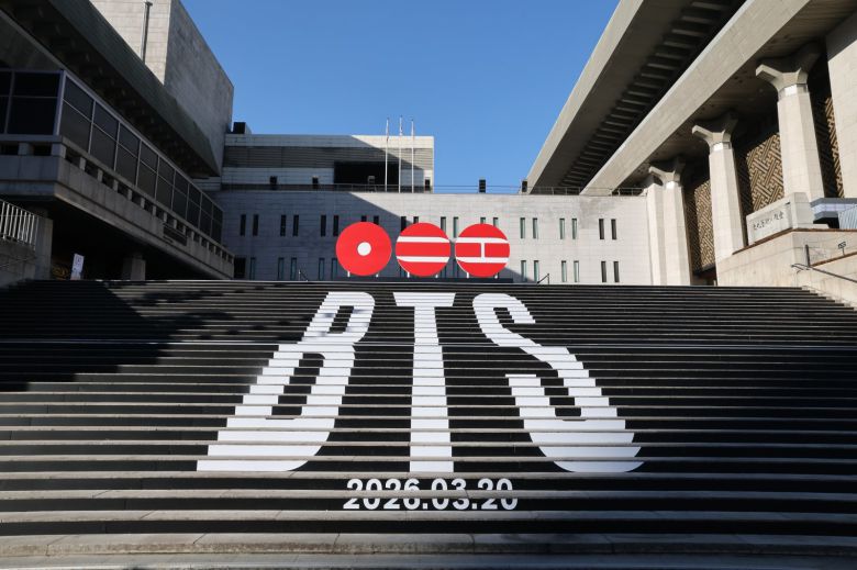 6일 오전 서울 종로구 세종문화회관 야외 계단에 BTS(방탄소년단)의 컴백 로고 조형물이 설치되어 있다. BTS는 3월 20일 컴백과 새 앨범 발매, 월드투어 일정을 공식 발표했다. 2026.1.6 뉴스1