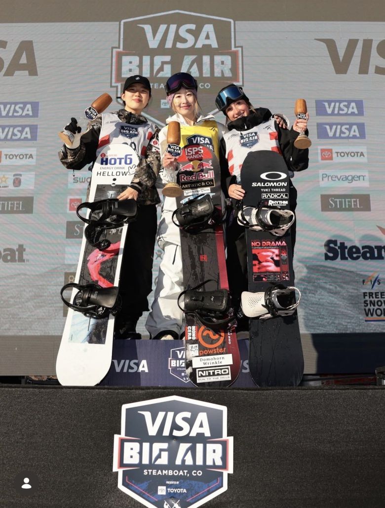 유승은(왼쪽)이 스노보드 월드컵 여자 빅에어에서 은메달을 목에 걸었다.FIS SNS 캡처
