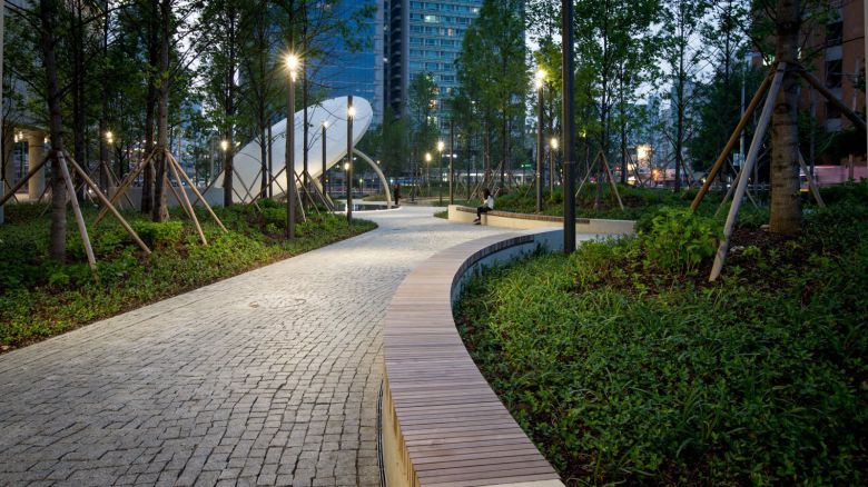 서울 용산구 아모레퍼시픽 본사 앞 유선형 벤치. ⓒ양해남