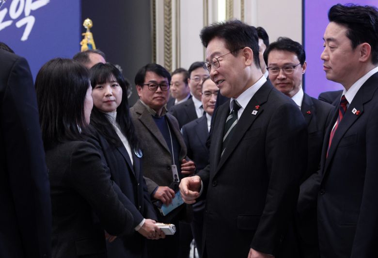 이재명 대통령이 21일 청와대 영빈관에서 열린 2026년 신년 기자회견을 마치고 기자들과 인사를 하고 있다. 2026.01.21. 뉴시스