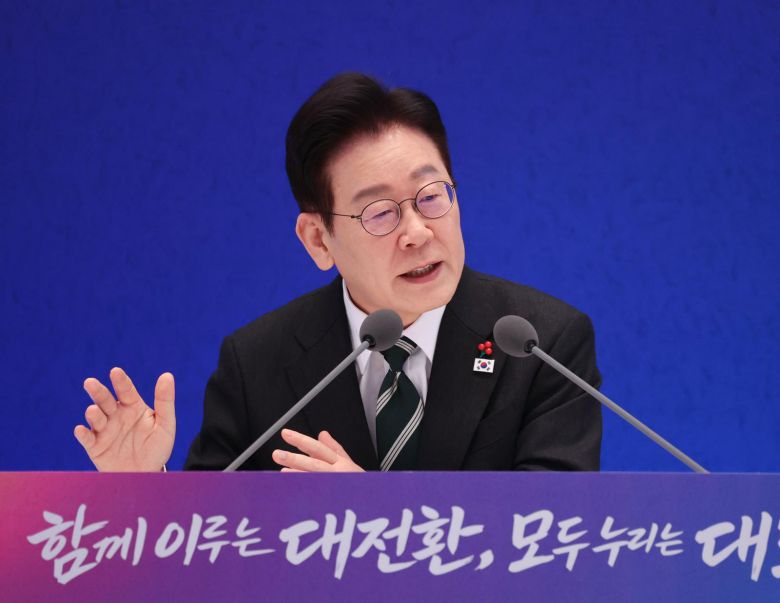 이재명 대통령이 21일 오전 청와대 영빈관에서 2026 신년 기자회견 ‘함께 이루는 대전환, 모두 누리는 대도약’에서 취재진 질문에 답하고 있다. 20260121 청와대사진기자단