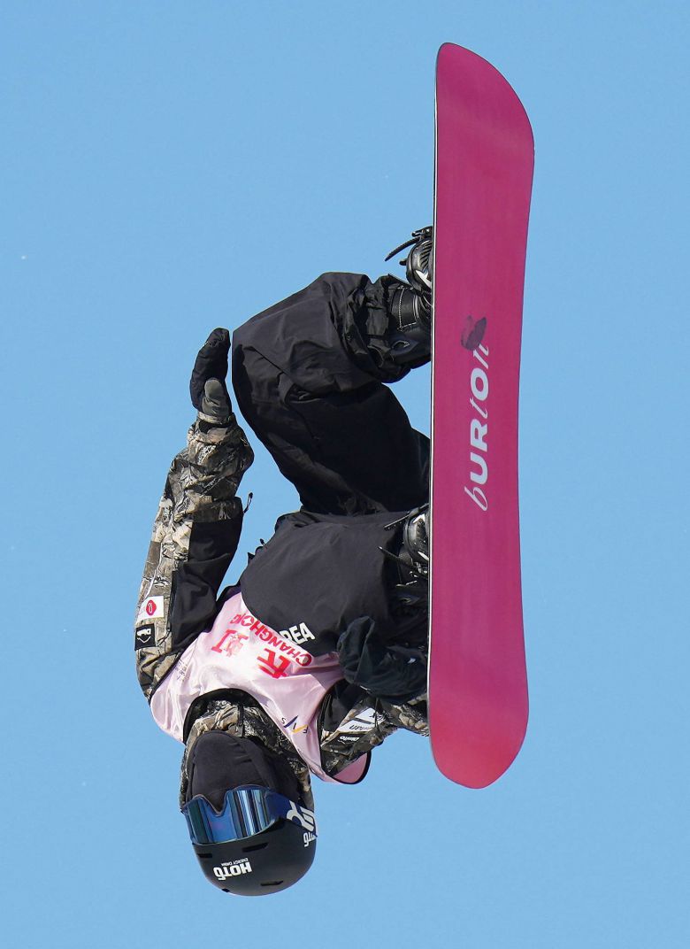 고교생 스노보더 유승은이 지난해 12월 5일 중국 베이징 2025 국제스키·스노보드연맹(FIS) 스노보드 월드컵 빅에어 여자부 예선에서 공중 연기를 펼치고 있다. 2026 밀라노-코르티나담페초 겨울올림픽 출전을 앞둔 유승은은 비장의 무기인 ‘백사이드 1440도’를 반복 연습하고 있다. 베이징=AP 뉴시스