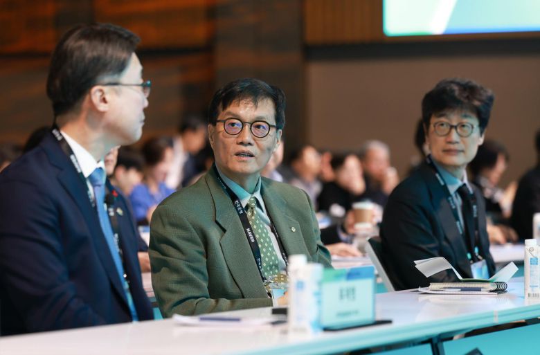 이창용 한국은행 총재가 21일 오후 서울 중구 한국은행에서 열린 ‘한국은행-네이버 공동 AX 컨퍼런스’에서 류제명 과학기술정보통신부 2차관, 이해진 네이버 이사회 의장과 대화하고 있다. (사진=과학기술정보통신부 제공) 2026.01.21