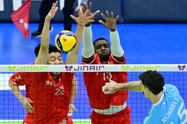 한국전력 신영석(왼쪽)과 베논(가운데)이 대한항공 러셀의 공격을 가로막는 장면. 한국배구연맹(KOVO) 제공