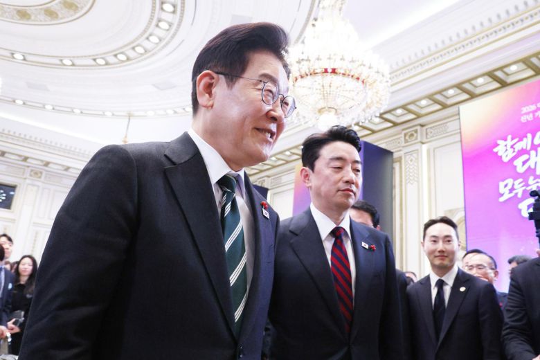 이재명 대통령이 21일 청와대 영빈관에서 열린 2026년 신년 기자회견을 마친 뒤 이동하고 있다. 2026.01.21. 뉴시스