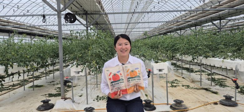 유기농 쌀과 건강한 재료로 떡을 만드는 사회적 경제기업 ‘떡찌니’의 석지현 대표가 지역 특산물을 활용한 밀키트 제품 ‘퇴촌 토마토 떡볶이’를 들어 보이고 있다. 사회적 경제기업은 공익과 이익을 동시에 추구하며 취약계층 일자리 창출, 지역사회 문제 해결 등에 기여한다. 떡찌니 제공