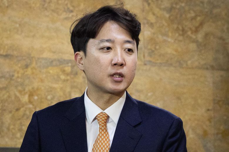 이준석 개혁신당 대표가 21일 서울 여의도 국회에서 단식농성 중인 장동혁 국민의힘 대표와 만난 후 취재진 질문에 답하고 있다. 2026.1.21/뉴스1