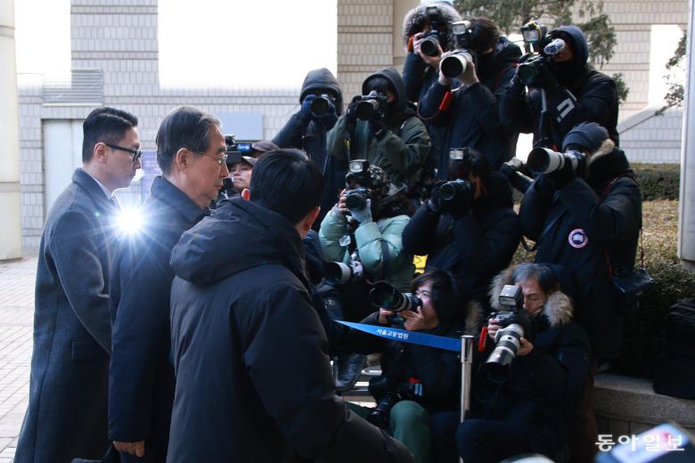 내란 우두머리 방조와 내란 중요임무종사 혐의를 받고 있는 한덕수 전 국무총리가 21일 1심 선고 재판에 참석하기 위해 서울중앙지법으로 들어가고 있다. 송은석 기자 silverstone@donga.com