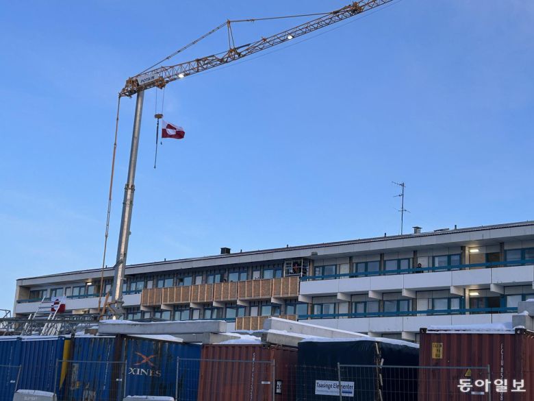 20일(현지 시간) 덴마크령 그린란드 누크 중심부 한 공사 현장의 크레인에 그린란드 국기가 달려있다. 미국의 위협에 맞서는 저항의 상징으로 떠오른 이 깃발은 누크 시내 어디서든 발견할 수 있다. 누크=유근형 특파원