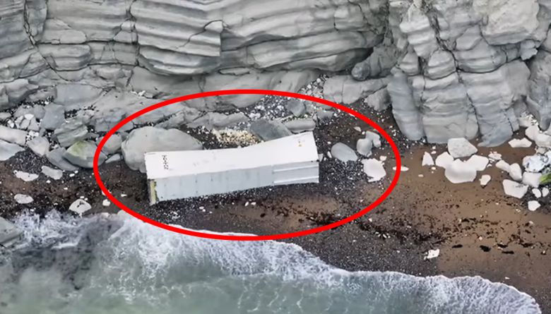 해변으로 떠밀려 온 컨테이너의 잔해. 유튜브 @Mark1333