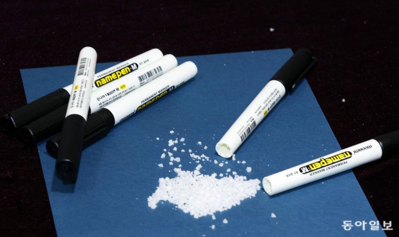 펜의 심을 버리고 가루형 마약을 채우는 수법입니다. 기자회견장에서 공개한 저 흰 가루는 실제 마약은 아니고요, 이해를 돕기 위한 재료입니다. 주로 소금이나 밀가루를 씁니다.