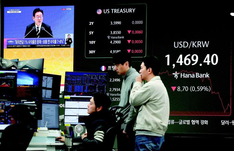 이재명 대통령의 신년 기자회견이 열린 21일 오전 서울 중구 하나은행 딜링룸 전광판에 원·달러 환율이 장중 한때 1,469.4원을 기록하고 있다. 뉴시스