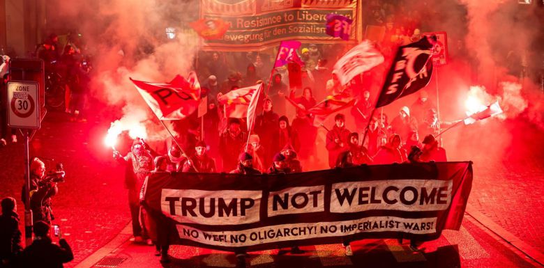 “트럼프 방문 반대” 19일(현지 시간) 스위스 취리히 시민들이 인근 다보스에서 이날부터 23일까지 열리는 세계경제포럼(WEF·다보스포럼)에 도널드 트럼프 미국 대통령이 21일 참석하는 것을 반대하는 시위를 벌이고 있다. ‘트럼프를 환영하지 않는다(Trump Not Welcome)’는 펼침막과 횃불이 보인다. 트럼프 대통령이 덴마크령 그린란드에 대한 병합 의지를 강조하고 그린란드에 파병한 유럽 8개국을 상대로 추가 관세 부과까지 발표하자 유럽에서 전방위적인 반(反)트럼프 여론이 일고 있다. 취리히=AP 뉴시스