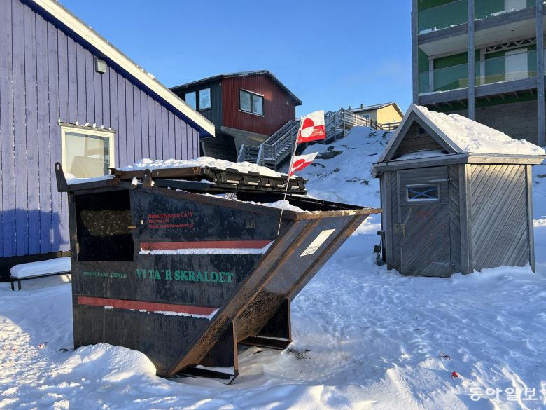 심지어 쓰레기통까지…. 저항의 상징으로 떠오른 그린란드 국기가 누크시 한 공용 쓰레기통에 걸려있다. 누크=유근형 특파원