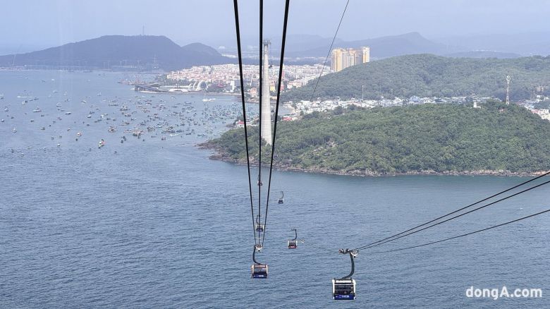 라 페스타 푸꾸옥에서 도보 5분 거리엔 선그룹의 테마파크가 조성된 ‘혼톰섬’로 가는 케이블카가 있다. 윤우열 기자 cloudancer@donga.com