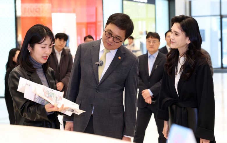 최휘영 문화체육관광부 장관과 이부진 한국방문의해위원회 위원장이 22일 서울 영등포구 더현대 서울에서 코리아그랜드세일 참여매장을 찾아 현장을 살펴보고 있다. (사진= 문화체육관광부 제공) 2026.01.22. 뉴시스