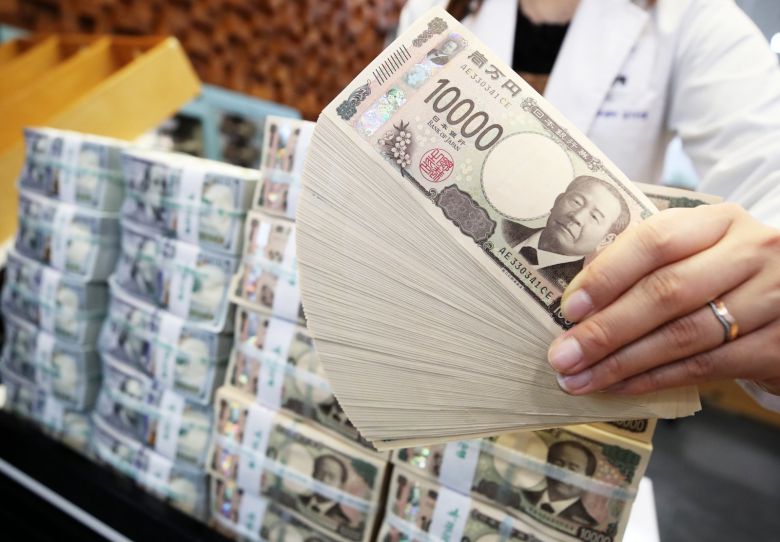 서울 중구 하나은행 위변조대응센터에서 직원이 엔화를 정리하고 있다. 2024.10.28/뉴스1