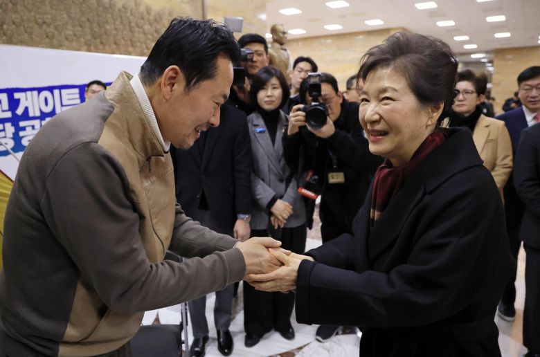 박근혜 전 대통령이 22일 서울 여의도 국회 로텐더홀에서 통일교게이트·더불어민주당공천뇌물 ‘쌍특검’ 수용을 요구하며 8일째 단식 중인 장동혁 국민의힘 대표를 찾아 대화하고 있다. 2026.01.22. 뉴시스