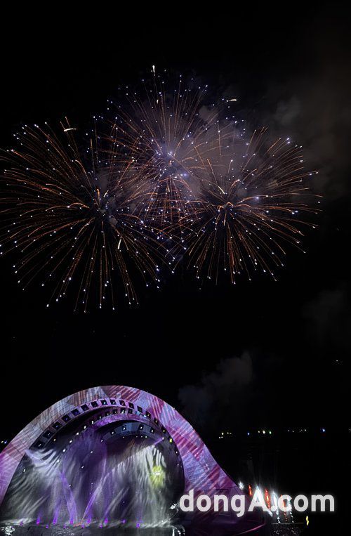 베트남 푸꾸옥 남서부에서는 매일 오후 9시부터 ‘키스 오브 더 씨(Kiss of The Sea)’ 공연이 펼쳐진다. 1000㎡ 해상 스크린에 5000석 규모로 진행되는 베트남 최대 규모 공연이다. 빛과 불, 물, 음악, 3D매핑, 불꽃놀이까지 다양한 효과를 바탕으로 푸꾸옥 소년과 우주 소녀의 사랑 이야기를 전한다. 윤우열 기자 cloudancer@donga.com