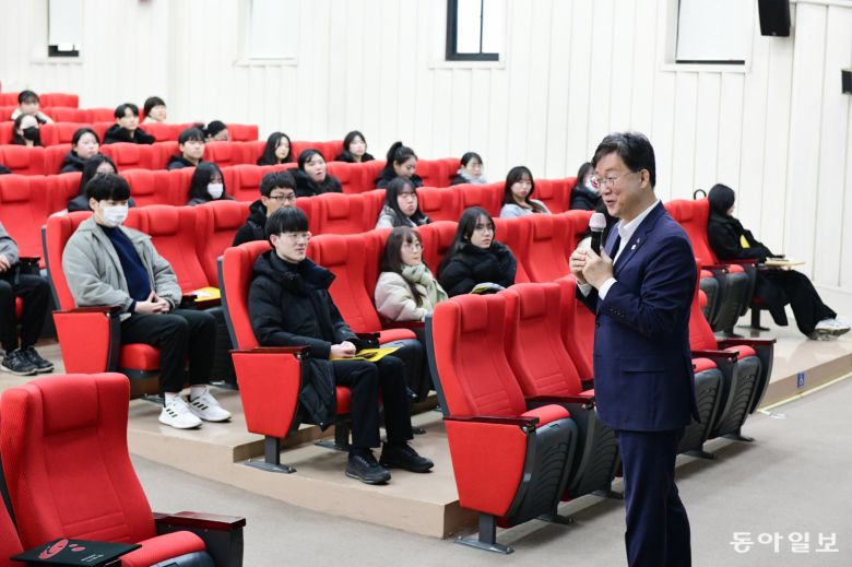 5일 이민근 안산시장이 ‘2026년 동계 청년 행정체험연수’ 참가자들을 대상으로 프로그램 취지와 운영 방향에 대해 설명하고 있다. 안산시 제공.