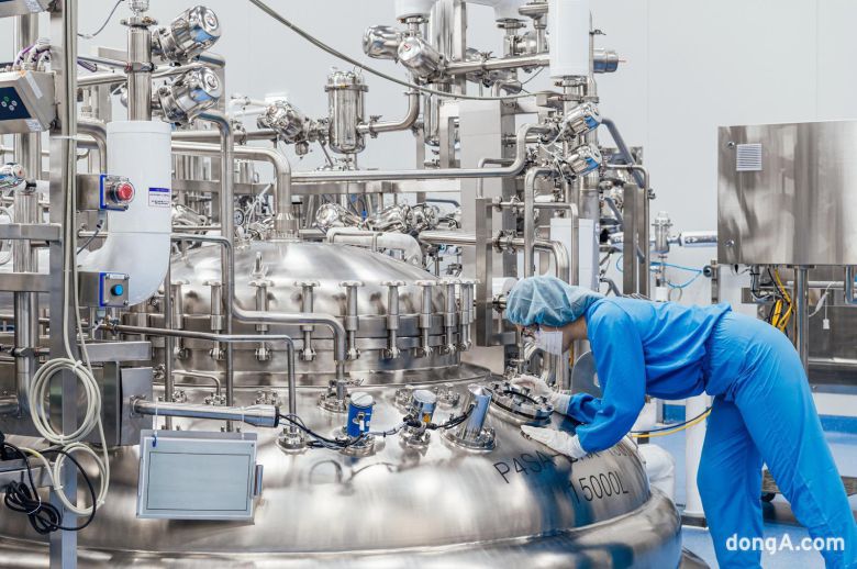 삼성바이오로직스 4공장에서 직원이 배양기를 점검하고 있다.