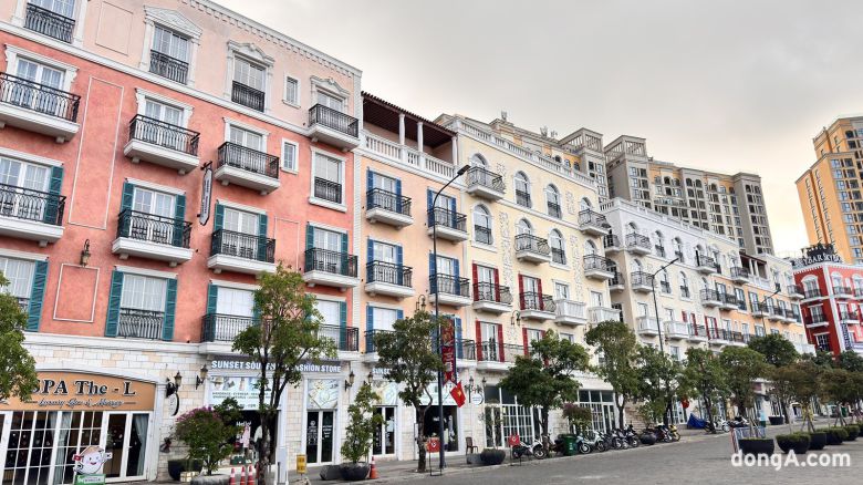 라 페스타 푸꾸옥 인근 마을은 절벽에 층층이 지어진 아말피 해안가의 집과 골목을 떠올리게 한다.  윤우열 기자 cloudancer@donga.com