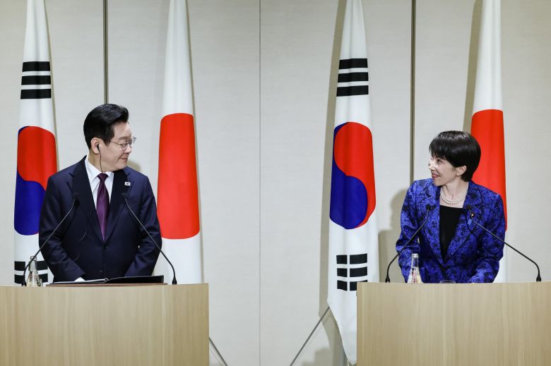 이재명 대통령과 다카이치 사나에 일본 총리가 이달 13일 일본 나라현 회담장에서 공동언론발표를 하며 마주보고 있다. 청와대사진기자단