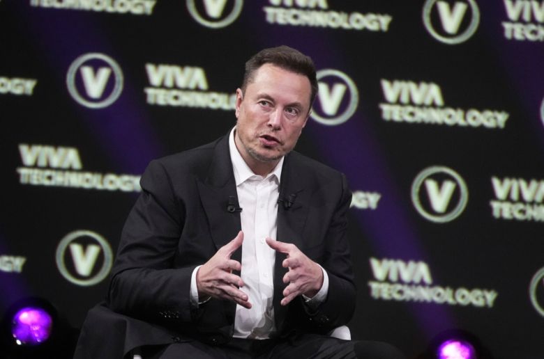 일론 머스크 스페이스X 창업자는 최근 공개된 팟캐스트에서 2026년에 무인 화성 탐사선을 발사하는 게 “성공 확률이 낮은 시도”라면서 이를 연기할 것임을 시사했다. 머스크는 스페이스X 지분 42%를 소유한 최대 주주이다. AP 뉴시스